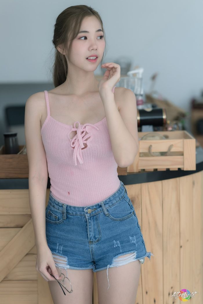 Nhờ lợi thế về vóc dáng, cô nàng hot girl Thái Lan không ngại chụp những bức ảnh gợi cảm.