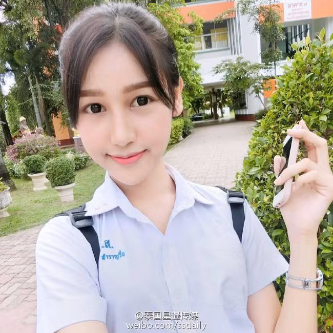 Chia sẻ trên trang cá nhân của mình, Poommee từng nói rằng ngay từ nhỏ anh đã có trong mình định hướng là con gái và thường xuyên nghiên cứu những phương thức dưỡng da để mịn màng và không tì vết.