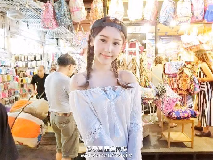 Tuy nhiên, khi sự thật về giới tính của Poommee được công khai đã khiến hàng vạn trái tim của anh em phải tan vỡ. Cô nàng này thực chất là một chàng trai và chưa tiến hành phẫu thuật thẩm mỹ.