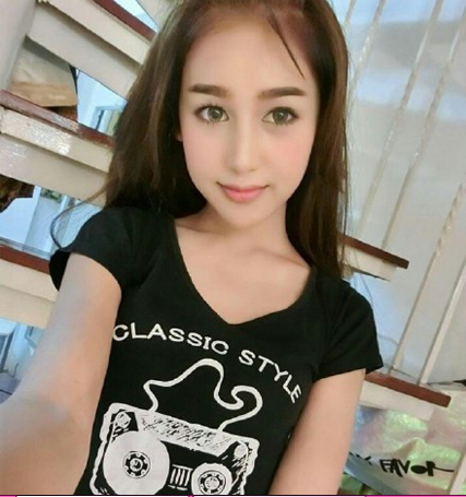 Mang trong mình bản chất của người đàn ông, tuy nhiên Poommee lại thường xuyên diện đồ con gái đi học và việc này không khiến gia đình cô khó chịu. Không những thế họ còn động viên Poommee sống thật với bản thân mình hơn với con mắt kỳ thị của những người ngoài.