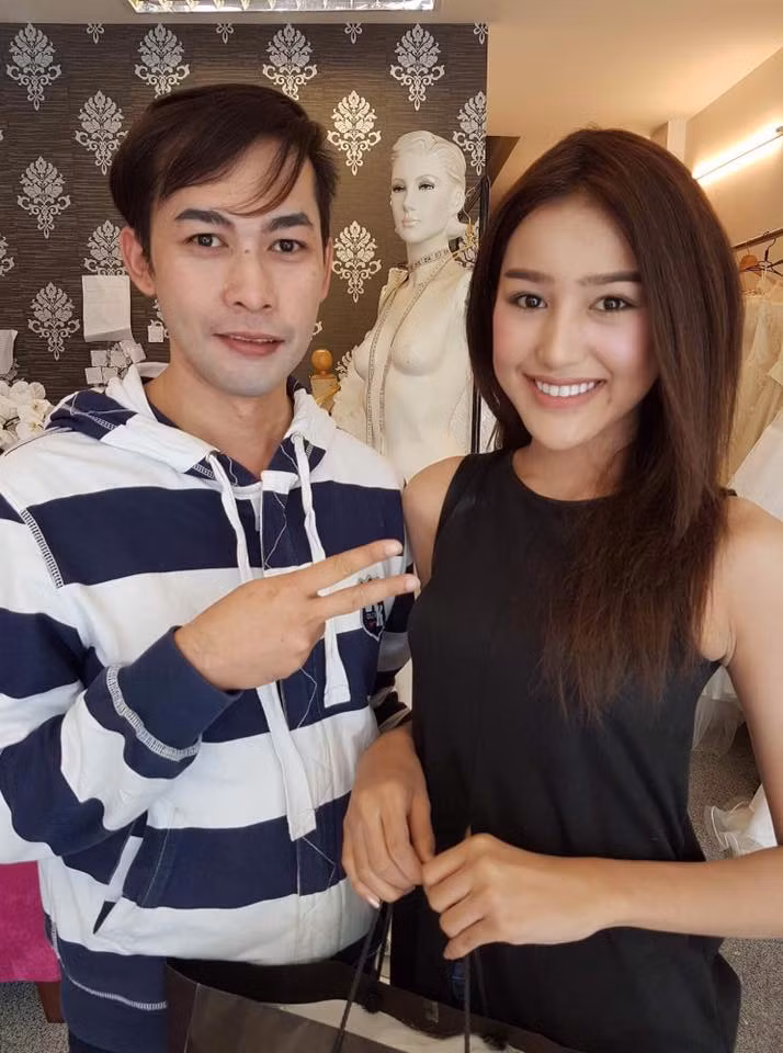 Hiện tại, Poomee đang là học sinh trung học. Hình ảnh về cô lan truyền khắp các mạng xã hội và cánh mày râu không khỏi ngẩn ngơ trước vẻ đẹp này.