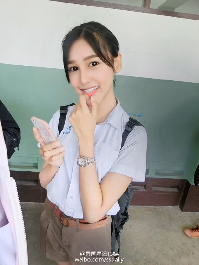 Những ngày gần đây, cư dân mạng Trung Quốc và Thái Lan liên tục chia sẻ hình ảnh một cô gái xinh đẹp với làn da trắng, thân hình thon gọn và khuôn mặt ưa nhìn khiến vừa nhìn là phát mê.