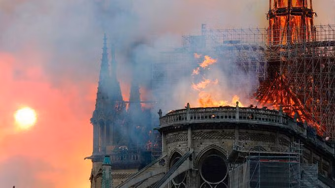 Nhà thờ Đức Bà Paris có lịch sử lâu dài từ thế kỷ thứ 12 và từng được mô tả tả trong tiểu thuyết nổi tiếng 'Thằng Gù Nhà Thờ Đức Bà' của đại văn hào Victor Hugo.