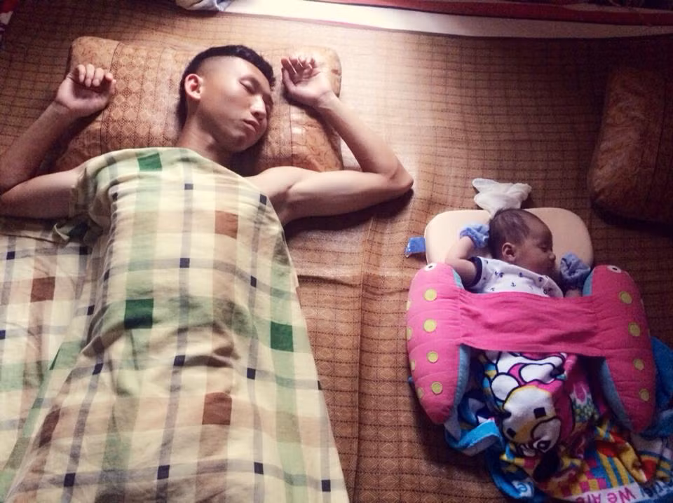 Tư thế ngủ bá đạo của ông bố trẻ con Tú Ngựa.