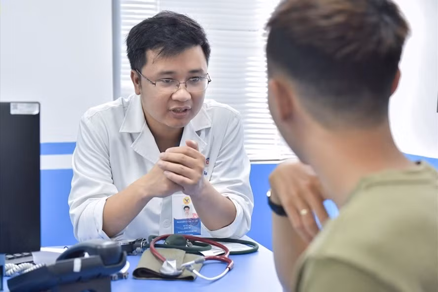 Yeu 2 chan, bien chung than kinh vi choi bong cuoi suot 1 nam