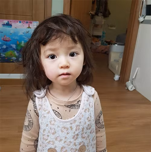 Ngoài nhan sắc, điều khiến nhiều người đặc biệt chú ý tới Agijagimin đó là những khoảnh khắc biểu cảm của thiên thần người Hàn Quốc này. Họ phải bật cười với những gương mặt mới ngủ dậy hay đang lem nhem khi ăn cơm của cô bé này.