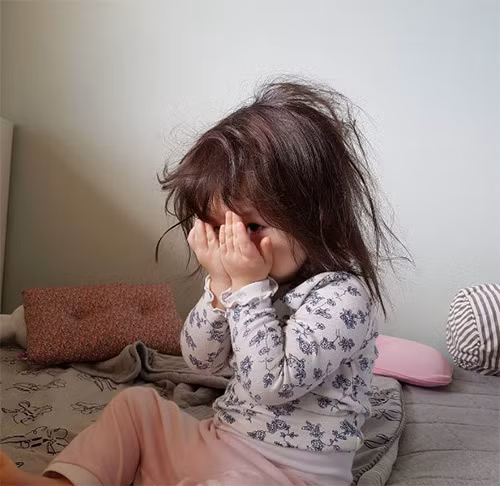 Đôi mắt to tròn ngộ nghĩnh, làn da trắng đặc trưng của dân Hàn Quốc và mái tóc mềm như tơ của thiên thần nhí 3 tuổi này khiến nhiều người ngắm mãi không thôi.