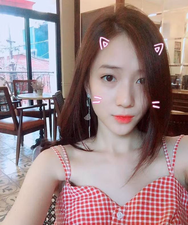 Sau khi vào đại học, cô nàng không tham gia nhiều hoạt động nghệ thuật mà chỉ chăm chỉ tập trung học. Dẫu vậy, Trâm Anh vẫn nhận được rất nhiều sự quan tâm vì nhan sắc ngày càng mặn mà cùng mối tình ngọt ngào với nam ca sĩ Justa Tee.