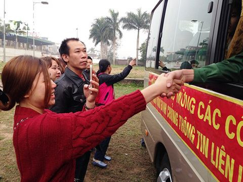 Cái nắm tay truyền cảm giác ấm áp của những cô người yêu và lời hứa sẽ chờ ngày ra quân của các anh chàng để tiếp tục viết tiếp câu chuyện tình đẹp.