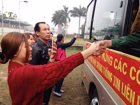 Cái nắm tay truyền cảm giác ấm áp của những cô người yêu và lời hứa sẽ chờ ngày ra quân của các anh chàng để tiếp tục viết tiếp câu chuyện tình đẹp.