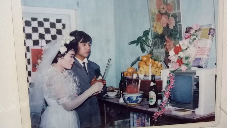 Tiếp lời một nickname khác thuộc thế hệ 6X chia sẻ: "Đúng là nhìn lại những hình này, khiến nhiều người nhớ lại đám cưới ngày xưa. Quà mừng cưới đâu phải nặng về phong bì mà có gì thì tặng đó như người thì tặng chăn con công, người thì tặng cái màn hay sang hơn chút nữa thì cái quạt, cái bàn là".