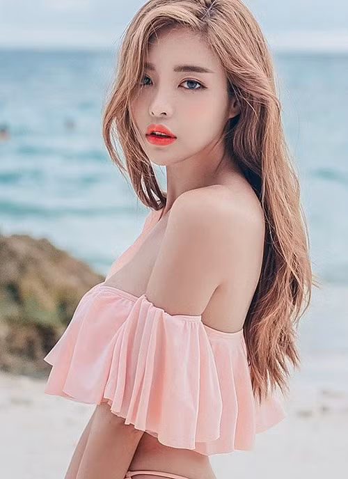 Khi đặt lên bàn cân với mẫu nội y danh tiếng Lee Ha Neul, Jin Hee được dân mạng đánh giá không kém cạnh.