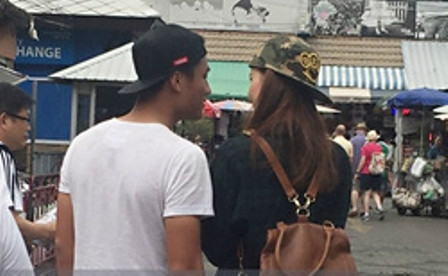 Ngoài hình ảnh vừa mới đăng tải trên Instagram thì cư dân mạng còn "đào mộ" được khá nhiều những hình ảnh của cầu thủ Việt kiều và cô siêu mẫu chân dài này tình tứ với nhau giữa đường phố.