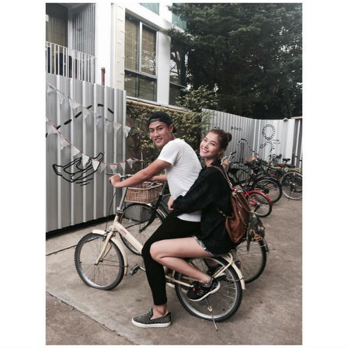 Thời gian qua, dân mạng đặt rất nhiều dấu hỏi lớn về việc tình cảm giữa "gà cưng" của ông bầu buôn sao Vũ Khắc Tiếp là Kỳ Hân và Mạc Hồng Quân cầu thủ Việt kiều của ĐT Việt Nam . Sau nhiều ngày im hơi lặng tiếng thì cặp đôi ồn ào này đã chịu đăng tải những bức ảnh tình cảm bên nhau.