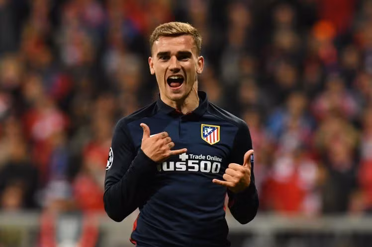 Griezmann thừa nhận có thể rời Atletico Madrid: Cụ thể chia sẻ trên tờ L'Equipe, Griezmann đã cho biết: "Nếu phải ra đi ngay thời điểm này, đó chắc chắn không khó đối với tôi. Rất có thể là tại Anh, một nơi tuyệt vời, và cũng có thể là Đức, Trung Quốc hay Mỹ. Tôi đã sẵn sàng để ra đi." Nhiều nguồn tin cho biết ngôi sao người Pháp đã bí mật đàm phán với Man Utd, cũng như đã đạt được những thỏa thuận sơ bộ cùng đội bóng nước Anh. Ảnh: L'Equipe