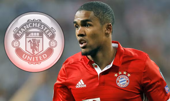 M.U săn ngôi sao Bayern: Giới truyền thông Anh đồng loạt đưa tin đồn chuyển nhượng từ phía M.U rằng họ muốn có cả 2 ngôi sao Bayern Munich là Douglas Costa và Renato Sanches. Bayern được cho là muốn bán bộ đôi này để chiêu mộ những tên tuổi lớn hơn, như Marco Verratti và Alexis Sanchez. Ảnh: Mirror