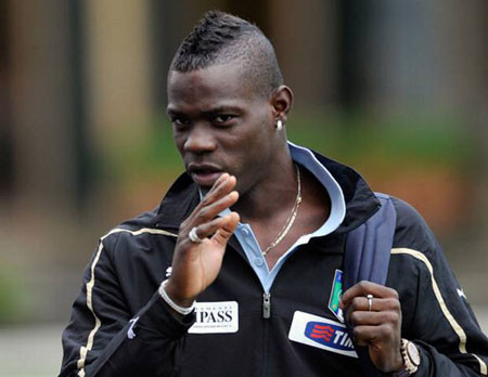 Tháng 5/2014, ngôi biệt thự của “bad boy” Mario Balotelli đã bị trộm đột nhập. Trong vụ này, Balotelli đã bị mất chiếc đồng hồ đắt tiền và một số trang sức bằng vàng. Thêm nữa xế hộp hiệu Porsche cũng bị trộm “sờ” tới nhưng đã được chúng bỏ lại ngay bên đường vì nghĩ sẽ khó tiêu thụ.