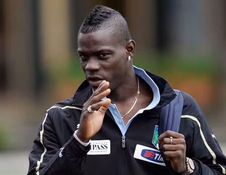 Tháng 5/2014, ngôi biệt thự của “bad boy” Mario Balotelli đã bị trộm đột nhập. Trong vụ này, Balotelli đã bị mất chiếc đồng hồ đắt tiền và một số trang sức bằng vàng. Thêm nữa xế hộp hiệu Porsche cũng bị trộm “sờ” tới nhưng đã được chúng bỏ lại ngay bên đường vì nghĩ sẽ khó tiêu thụ.