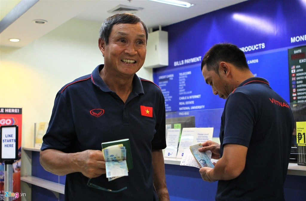 Sở hữu gương mặt khắc khổ nhưng bên trong, HLV Mai Đức Chung là người luôn cháy bỏng đam mê cống hiến, ông đi cùng bóng đá nữ Việt Nam qua nhiều cấp độ, từ những lứa cầu thủ trẻ cho đến đội tuyển Quốc gia.