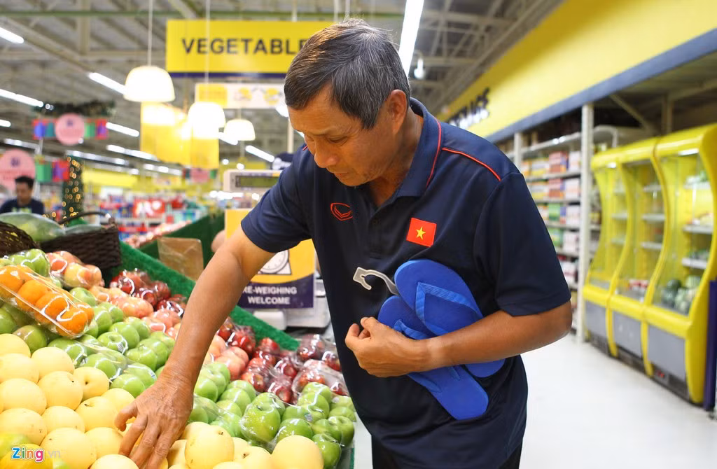 Vừa qua, khi sang tới Philippines dự SEA Game 30, chứng kiến cảnh các học trò phải ăn ở trong điều kiện thiếu thốn chính HLV Mai Đức Chung đã tự túc đi chợ để mua thực phẩm bổ sung cho các học trò.