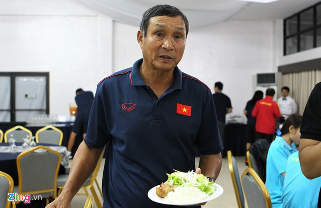 Không chỉ đi chợ, chính HLV Mai Đức Chung cũng phải nhường thức ăn để cho các học trò ăn đủ no chuẩn bị cho hành trình bảo vệ tấm HCV tại SEA Game 30.