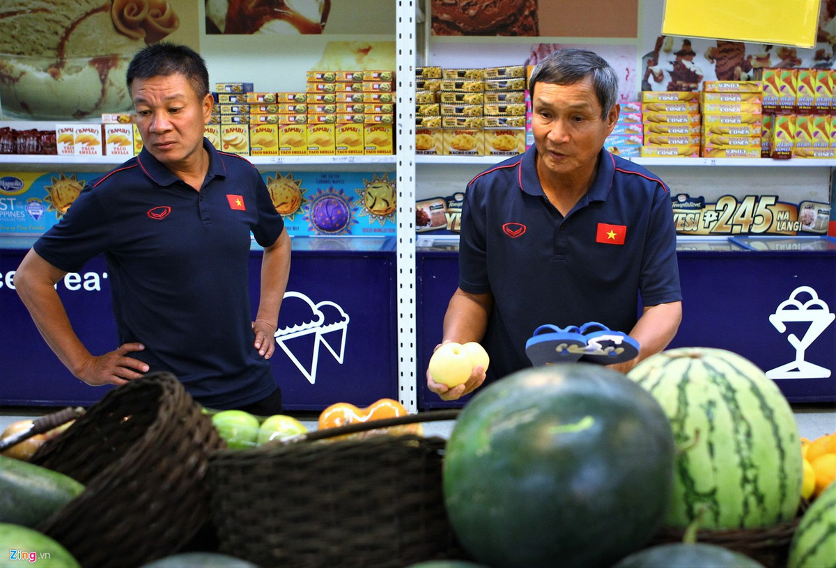 Hành động của HLV Mai Đức Chung cùng với ê-kip BHL của đội tuyển bóng đá nữ Việt Nam khiến không ít fan phải rớt nước mắt trước tình cảm người thầy dành cho những cô học trò.