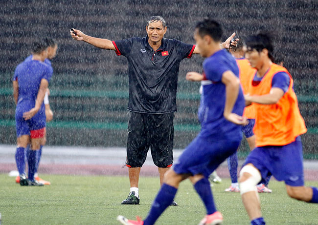 HLV Mai Đức Chung sinh năm 1951 tại Hà Nội. Trước khi biết đến là vai trò HLV đội tuyển bóng đá nữ, người đàn ông này là cựu cầu thủ và từng có thời gian huấn luyện các đội bóng đá nam của bóng đá Việt Nam.