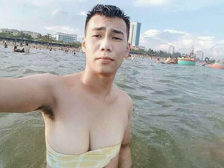 Không chỉ vậy, anh chàng xấu số trên còn nhận được những bức ảnh chế khác được dân mạng gửi về nhưng đa phần đều được chuyển đổi giới tính.