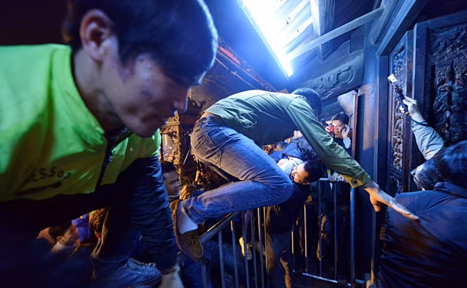 Du khách trèo rào an ninh để vào lễ đền Trần - Nam Định.