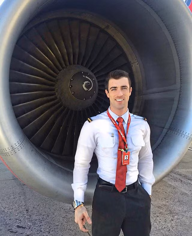 Nhiều fan hâm mộ anh còn hài hước chia sẻ rằng, họ nguyện được chi tiền để đi trên chuyến bay có chàng phi công này chỉ để ngắm nhìn tận mắt chàng soái ca ngoài đời thực như thế nào.