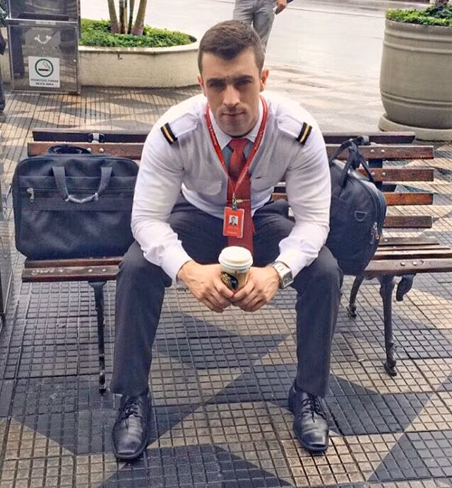 Điều khiến chàng phi công này được dân mạng chú ý không chỉ bởi vẻ điển trai từ khuôn mặt mà còn đến từ thân hình 6 múi đầy nam tính.