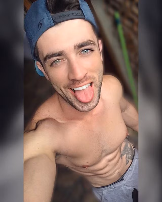 Chính nhờ niềm đam mê thể dục cùng thói quen này đã khiến anh sở hữu ngoại hình lý tưởng săn chắc, một cơ bắp cuồn cuộn “vạn người mê” như bây giờ.