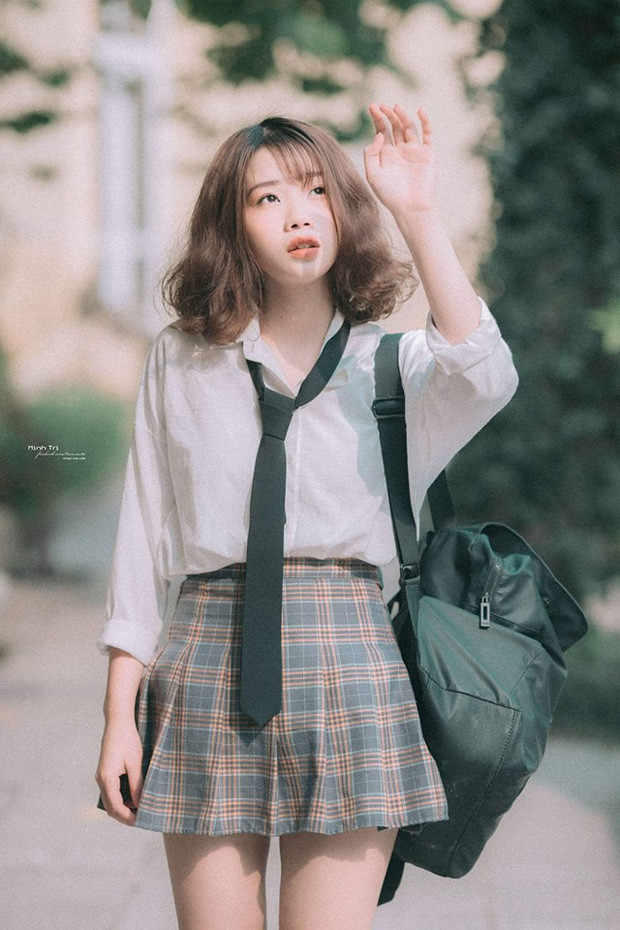 Huyền Trang cho biết thêm dù có người theo đuổi, cô chưa nghĩ tới việc có bạn trai. 9X muốn chăm chút vào bản thân rồi mới nghĩ tới chuyện tình cảm.