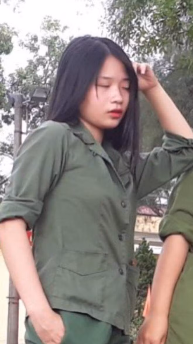 Trong hơn một năm yêu bạn trai, Huyền Trang ăn uống "vô tội vạ", tóc tai lù xù, lười chăm sóc da, thậm chí lười soi gương. Chỉ tới khi, nữ sinh ĐH Mỹ thuật Công nghiệp phát hiện người yêu quen cô gái khác xinh hơn thì mới nhận ra rằng nhan sắc với con gái là điều vô cùng quan trọng.