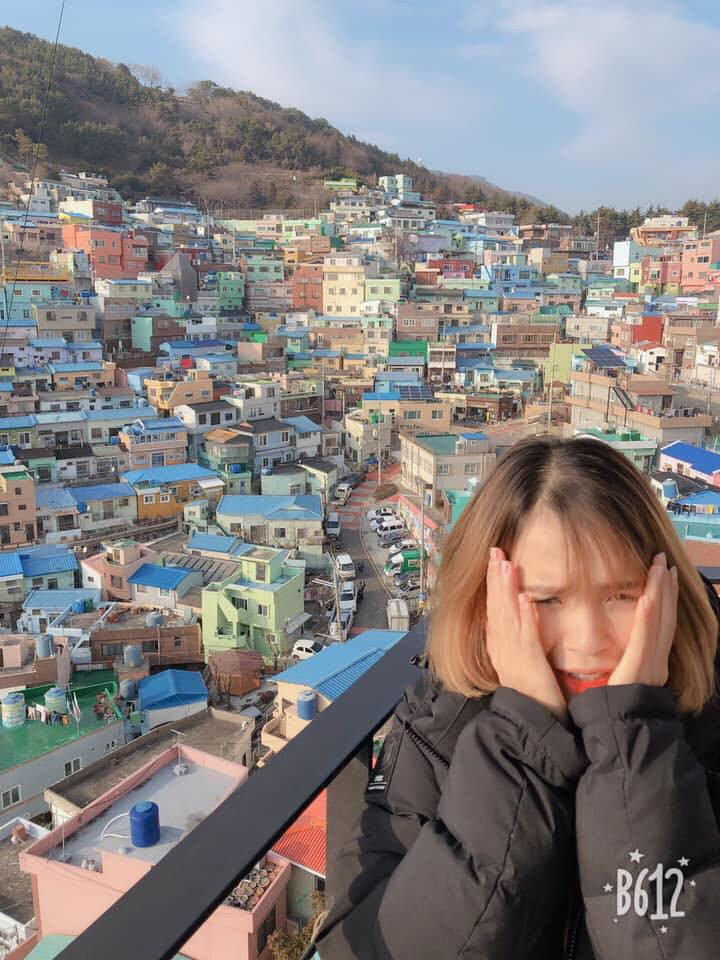 Chưa kịp diễn mặt dễ thương đã chụp.