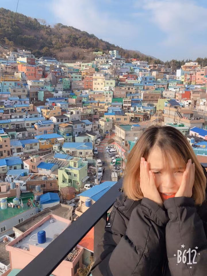 Chưa kịp diễn mặt dễ thương đã chụp.