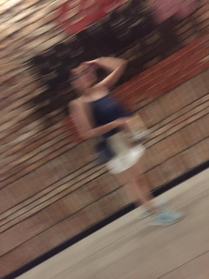 Rõ ràng lúc bình thường chàng trai nhà bạn thứ gì cũng làm được, chỉ thiếu nước trên thông thiên văn, dưới tường địa lý nhưng cứ hễ bạn gái nhờ chụp ảnh đăng Facebook là tay chân lóng ngóng, mồ hôi mồ kê nhễ nhại.