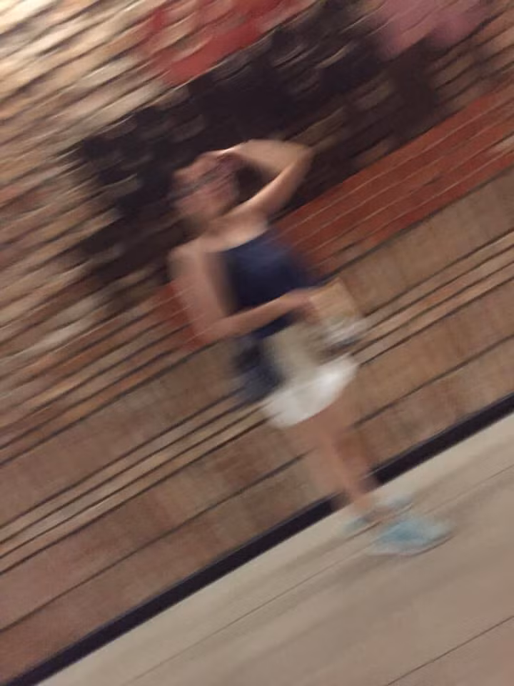 Rõ ràng lúc bình thường chàng trai nhà bạn thứ gì cũng làm được, chỉ thiếu nước trên thông thiên văn, dưới tường địa lý nhưng cứ hễ bạn gái nhờ chụp ảnh đăng Facebook là tay chân lóng ngóng, mồ hôi mồ kê nhễ nhại.