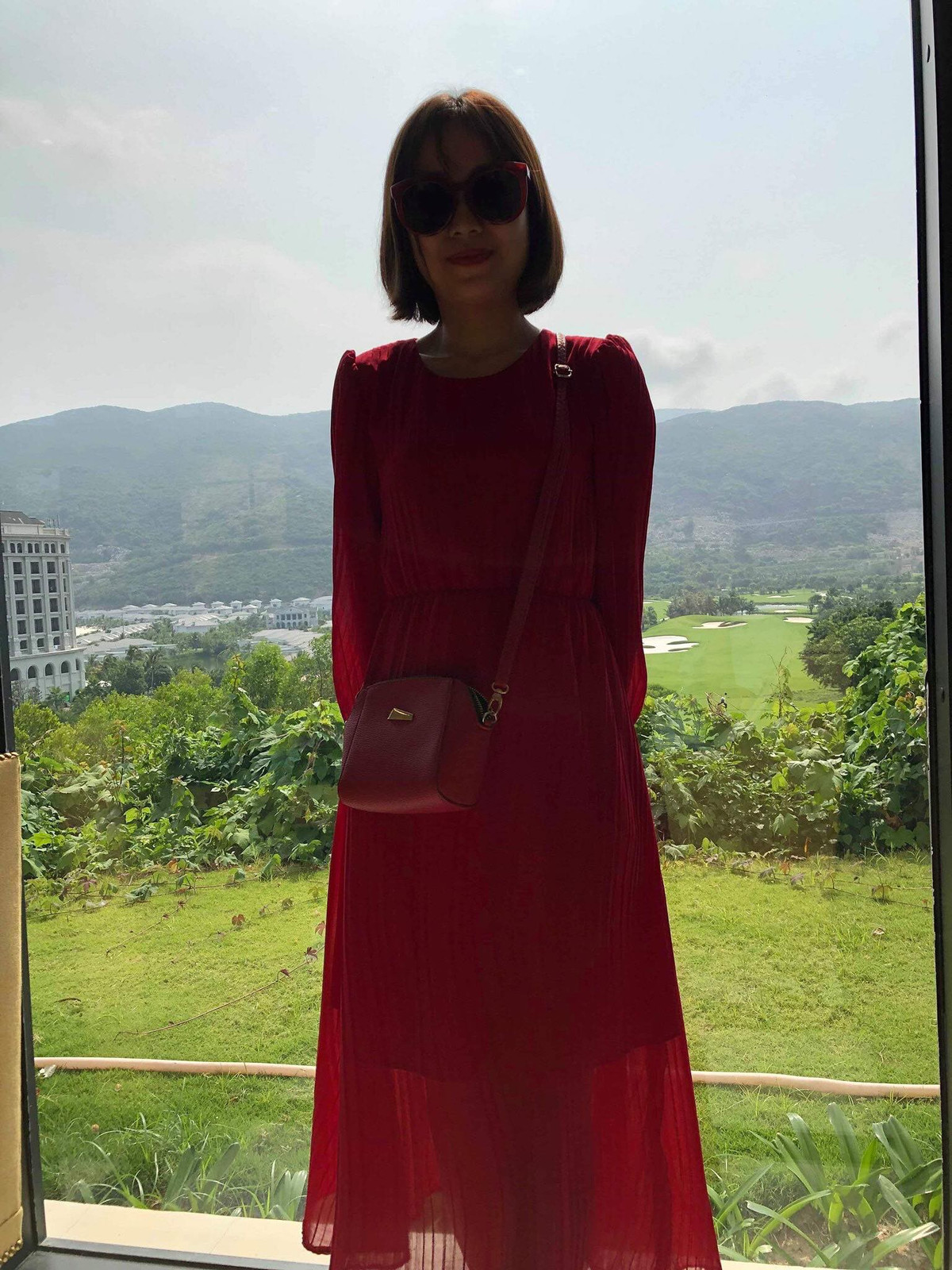 Thấy người ta đứng ngược sáng, chụp lên ảnh đen sì sì mà cũng không buồn nhắc và đây là thảm họa nhờ bạn trai chụp ảnh.