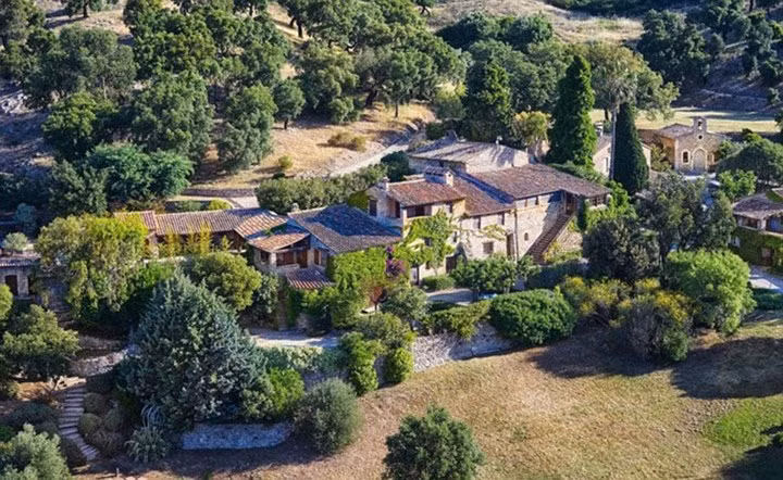 Biệt thự của Johnny Depp mang phong cách cổ, nằm trên diện tích đất rộng hơn 6000m2.