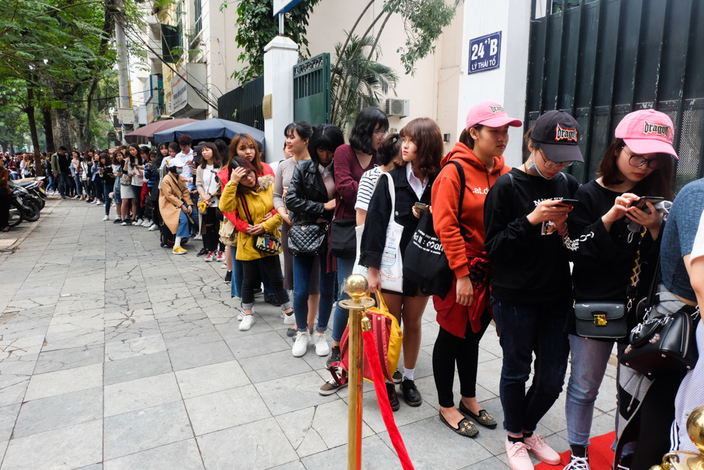 Có mặt tại số 26 phố Lý Thái Tổ nơi quán mì Ramen của Seungri đặt đại bản doanh, ngay từ sáng sớm đã có rất nhiều bạn trẻ xếp hàng với mong ước trở thành vị khách đầu tiên xông đất cửa hàng này.