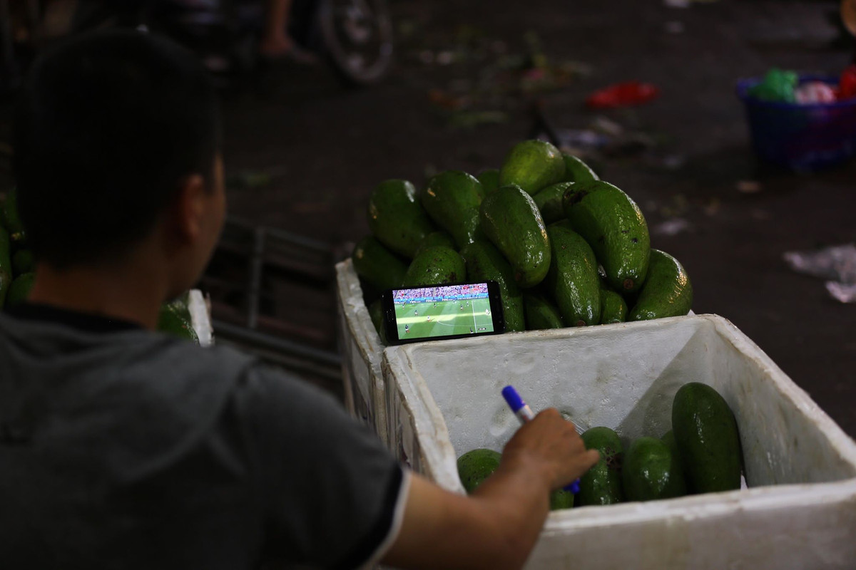 Thậm chí, do không có điều kiện xem World Cup nên một số người tại chợ đầu mối Long Biên còn phải nghe qua radio. Tuy nhiên, sóng ở đây hơi kém nên phải chế thêm bộ thu sóng để theo dõi các trận đấu.