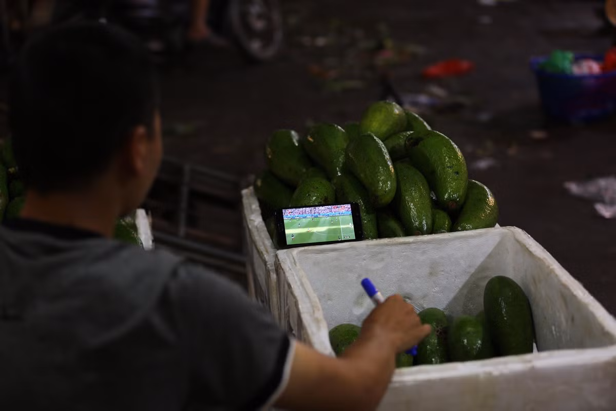 Thậm chí, do không có điều kiện xem World Cup nên một số người tại chợ đầu mối Long Biên còn phải nghe qua radio. Tuy nhiên, sóng ở đây hơi kém nên phải chế thêm bộ thu sóng để theo dõi các trận đấu.