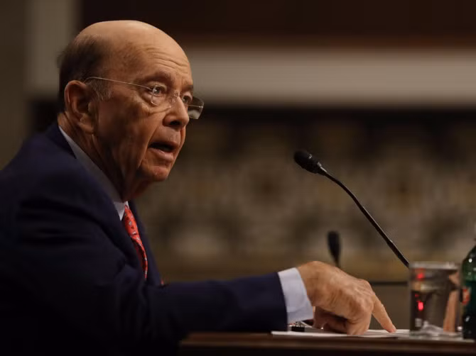 Tổng thống Trump đã bổ nhiệm tỷ phú tài chính Wilbur Ross làm thư ký thương mại của mình khi vị tỷ phú này đã 79 tuổi và từng là cố vấn chính sách cấp cao cho Donald Trump trong suốt chiến dịch tranh cử của ông. Wilbur Ross đã tích lũy được khối tài sản trị giá khoảng 2,9 tỷ USD tại ngân hàng đầu tư Rothschild Inc. trước khi bắt đầu thành lập công ty đầu tư của chính mình - WL Ross &amp; Co.