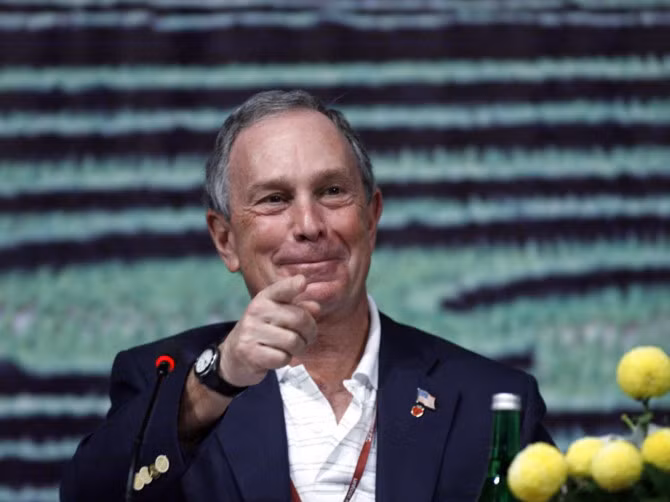 Michael Bloomberg từng là Thị trưởng của thành phố New York 3 nhiệm kỳ và là người giàu thứ 10 thế giới tính đến tháng 4/2017. Ông bắt đầu sự nghiệp tại ngân hàng đầu tư Salomon Brothers, trước khi thành lập công ty dịch vụ tài chính toàn cầu Bloomberg LP.
