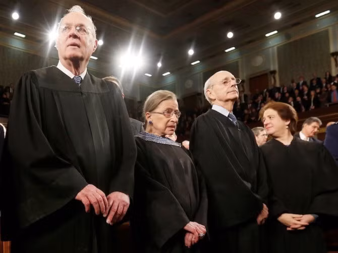 Anthony Kennedy (tốt nghiệp năm 1961), Stephen Breyer (tốt nghiệp năm 1964), Elena Kagan (tốt nghiệp năm 1986), và Neil Gorsuch (tốt nghiệp năm 1991) - là bộ tứ thẩm phán của Toà án Tối cao Mỹ cùng tốt nghiệp Đại học Harvard.