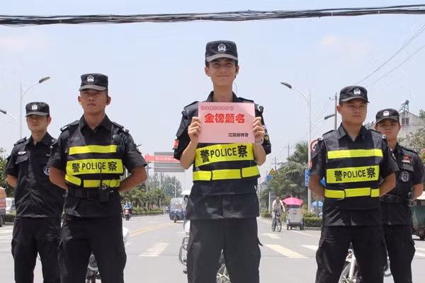 Không những vậy, Qi Yi còn ghi điểm trong mắt mọi người khi cầm tấm biển chỉ dẫn cho các thí sinh tìm đúng địa điểm thi.