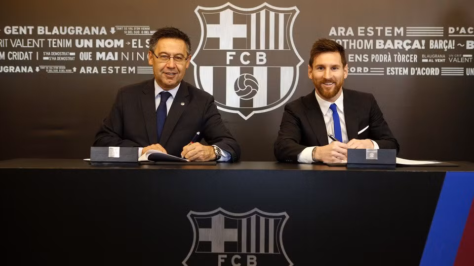 Messi ký hợp đồng mới với Barca: The tin chuyển nhượng bóng đá trên trang chủ, Barcelona đã chính thức công bố bản hợp đồng được rất nhiều CĐV và người hâm mộ chờ đợi, với Lionel Messi. Hợp đồng mới của Messi với Barca có thời hạn 4 năm, đến mùa Hè năm 2020/2021. Phí giải phóng hợp đồng của cầu thủ sẽ là 700 triệu euro (626 triệu bảng), hơn gấp 3 so với con số của Neymar năm ngoái (222 triệu euro).