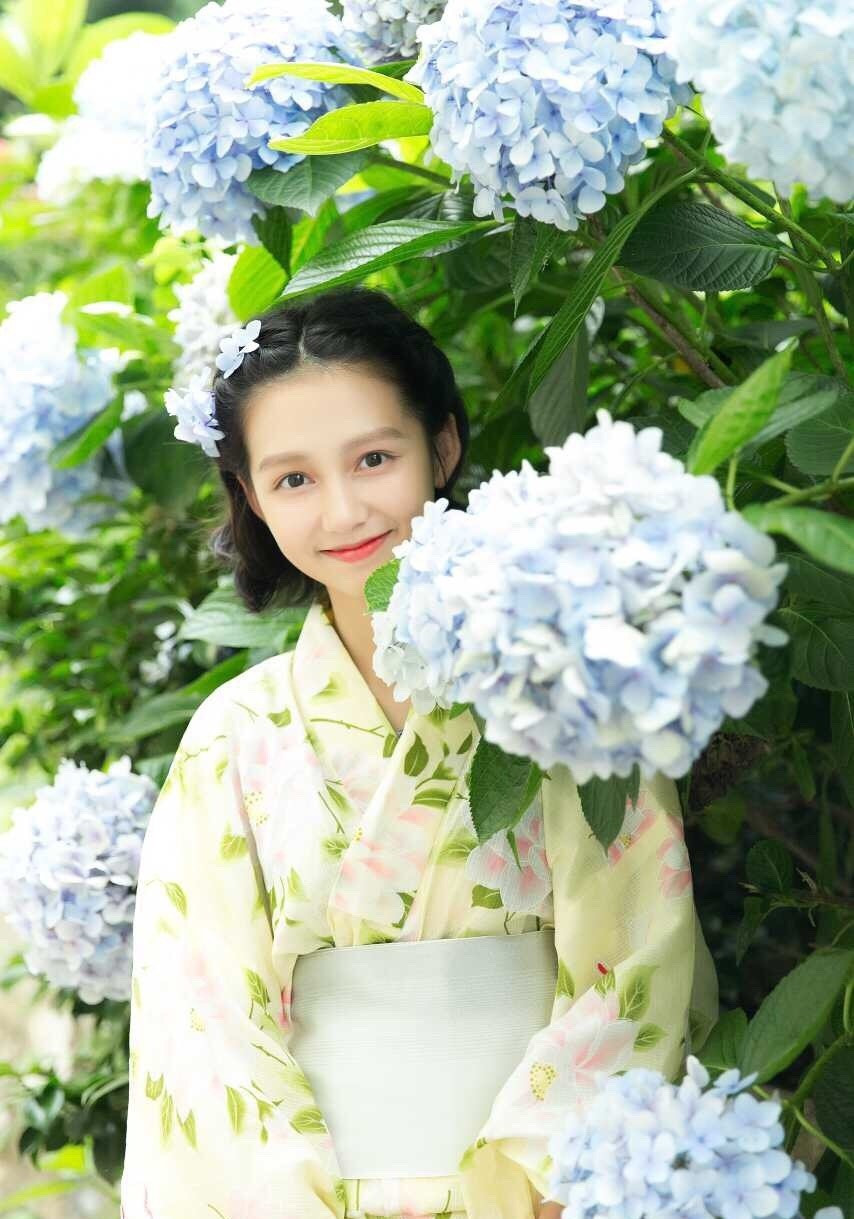 Vẻ ngoài xinh xắn lại có nét là lạ, có thể là do đôi mắt sâu, hoặc cũng có thể là chiếc mũi mà nhiều người nghĩ rằng Sở Sở là con lai, nhưng thực tế thì cô bạn là người Trung 100%.