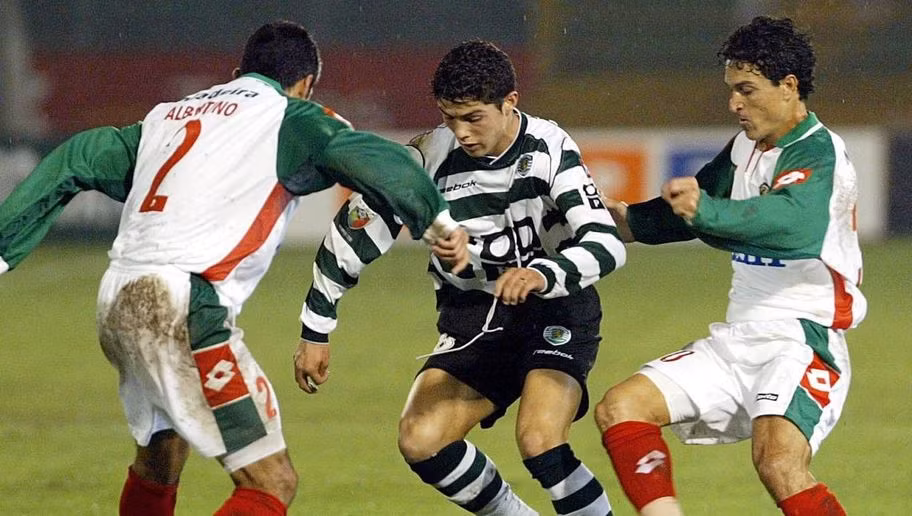 Viên ngọc sáng giá nhất lịch sử câu lạc bộ mà Sporting đã sớm để mất. Cristiano Ronaldo chỉ thi đấu đúng duy nhất 1 mùa trong màu áo đội một đã sớm lọt vào mắt xanh của Sir Alex Ferguson và chuyển đến Manchester United.